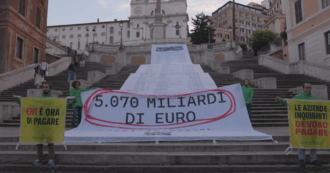 Copertina di Mega scontrino srotolato sulla scalinata di Trinità dei Monti, Greenpeace: “È il prezzo che paghiamo per la crisi climatica” – Video