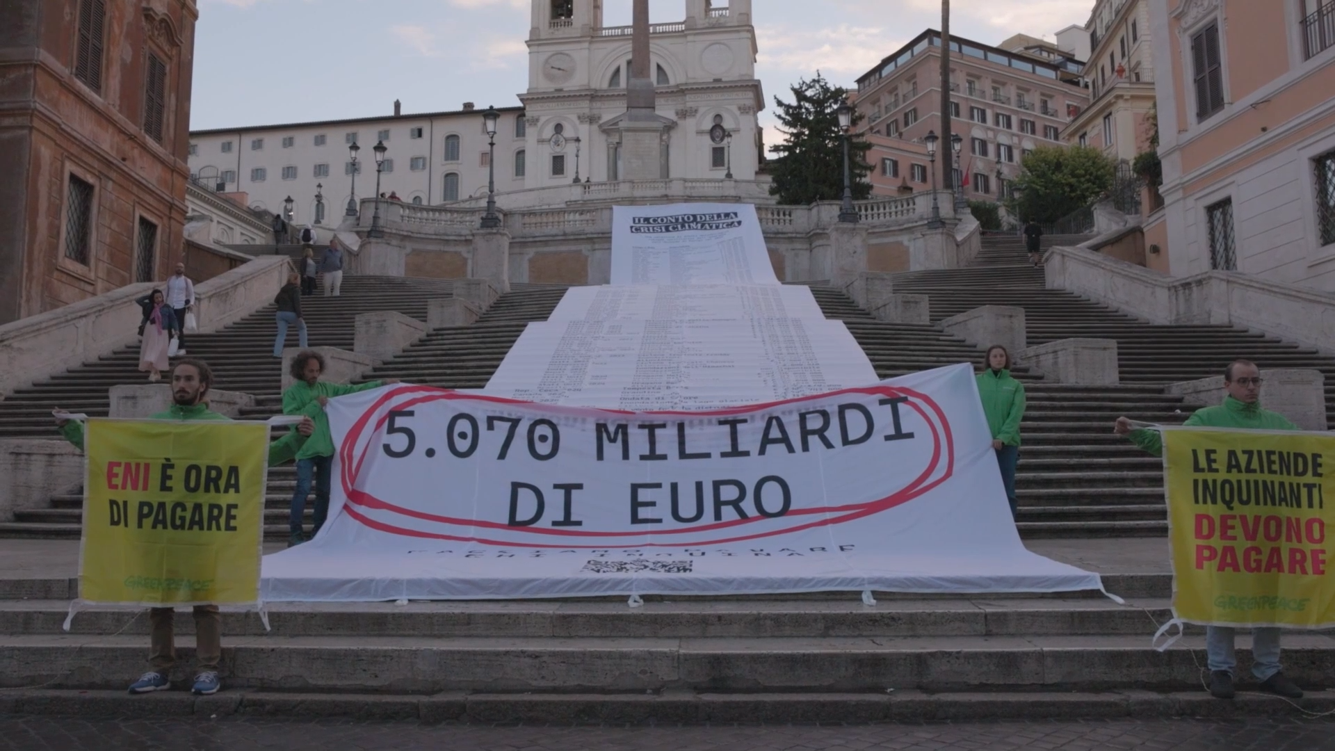 Mega scontrino srotolato sulla scalinata di Trinità dei Monti, Greenpeace: “È il prezzo che paghiamo per la ...