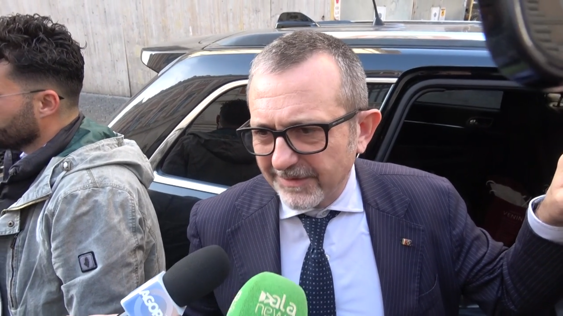 Separazione carriere, Delmastro risponde a La Russa: “Vale la pena andare fino in fondo. Maretta in maggioranza? È la vostra speranza” Separazione carriere, Delmastro risponde a La Russa: “Vale la pena andare fino in fondo. Maretta in maggioranza? È la vostra speranza”