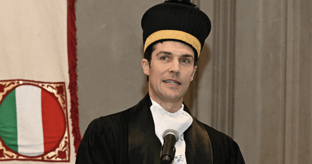 “Grazie ai miei genitori che hanno lavorato instancabilmente per offrirmi opportunità migliori”: Roberto Bolle piange alla Laurea Honoris Causa “Grazie ai miei genitori che hanno lavorato instancabilmente per offrirmi opportunità migliori”: Roberto Bolle piange alla Laurea Honoris Causa