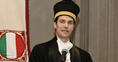 Copertina di “Grazie ai miei genitori che hanno lavorato instancabilmente per offrirmi opportunità migliori”: Roberto Bolle piange alla Laurea Honoris Causa