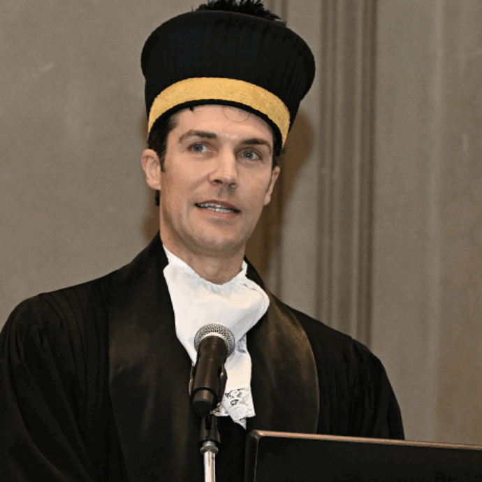 “Grazie ai miei genitori che hanno lavorato instancabilmente per offrirmi opportunità migliori”: Roberto Bolle piange alla Laurea Honoris Causa