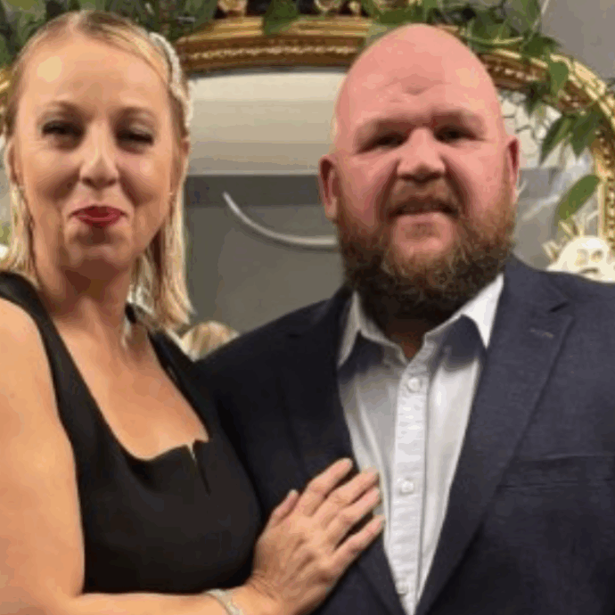 “Mio marito mi ha stretto il seno mentre facevamo sesso e si è accorto di qualcosa di strano. Mi ha salvata dal cancro”: la storia di Samantha Jones