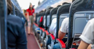 Copertina di Uomo prende a forchettate due passeggeri e schiaffeggia l’assistente di volo: panico e paura in aereo. Arrestato per “aggressione con arma mortale”