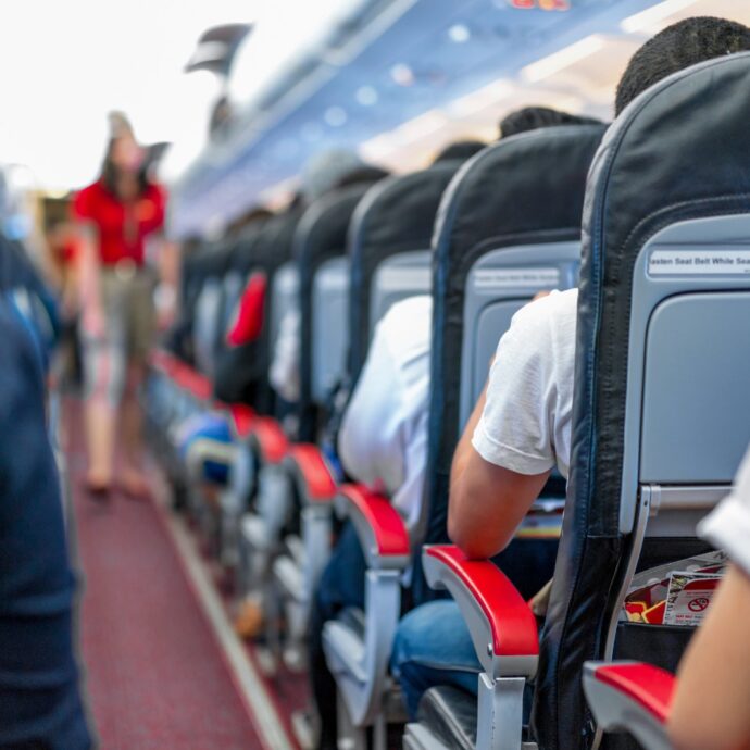 Uomo prende a forchettate due passeggeri e schiaffeggia l’assistente di volo: panico e paura in aereo. Arrestato per “aggressione con arma mortale”