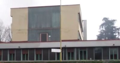 Copertina di La bonifica infinita dei capannoni Inalca a Reggio Emilia. Le associazioni: “Ci sono ancora amianto e carne putrefatta”