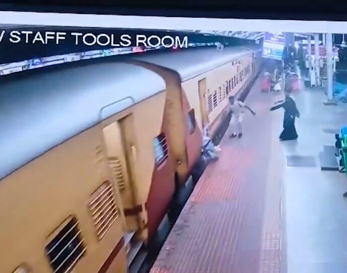 Scivola tentando di salire su un treno movimento: attimi di terrore per una passeggera – Video