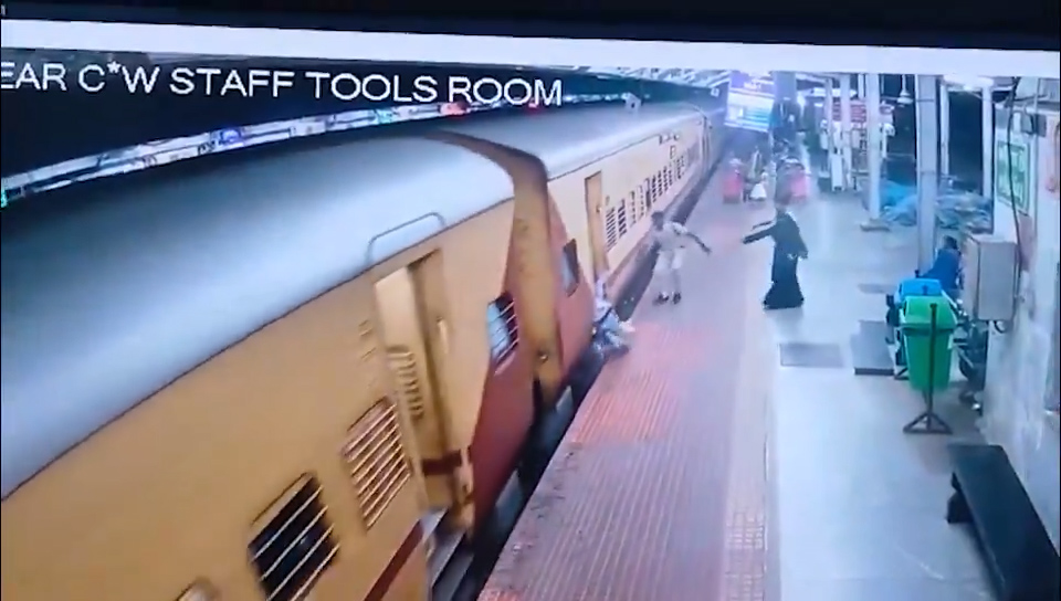 Scivola tentando di salire su un treno movimento: attimi di terrore per una passeggera – Video Scivola tentando di salire su un treno movimento: attimi di terrore per una passeggera – Video