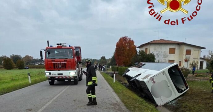 Scontro tra suv e bus con 50 studenti nel Trevigiano, morto l’automobilista: l’85enne aveva la patente scaduta