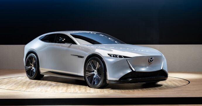 Più guidi, meno inquini. Mazda Vision X-Coupé sfida l’elettrico con alghe e CO₂