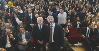 Copertina di Elezioni in Campania, la prima volta del 5 stelle Roberto Fico con De Luca, Mastella e Cesaro