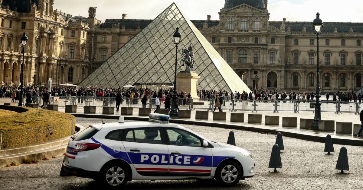 Arrestato il terzo sospettato per il furto dei gioielli al museo Louvre di Parigi Arrestato il terzo sospettato per il furto dei gioielli al museo Louvre di Parigi