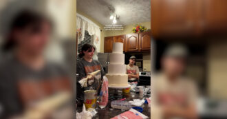 Copertina di “Ho preparato da sola la mia torta nuziale la notte prima del matrimonio e questo perché sono una procrastinatrice”: la rivelazione di una sposa