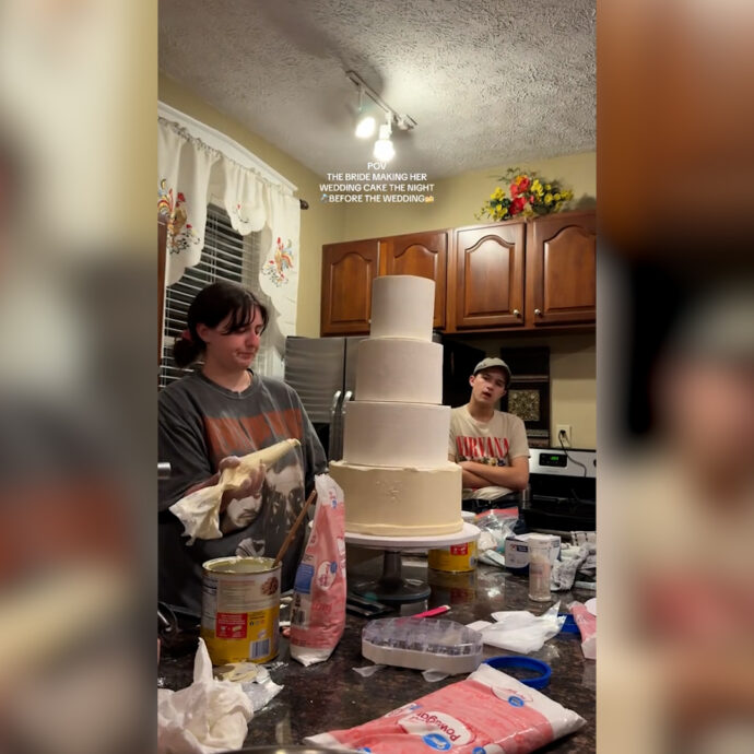 “Ho preparato da sola la mia torta nuziale la notte prima del matrimonio e questo perché sono una procrastinatrice”: la rivelazione di una sposa