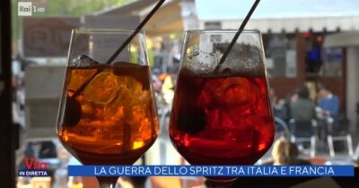 Copertina di “Si siede, ordina il primo spritz, poi il secondo, talvolta anche qualche tramezzino. Poi scatena il putiferio e scappa senza pagare”: la bevitrice a scrocco diventata l’incubo dei baristi di Erba
