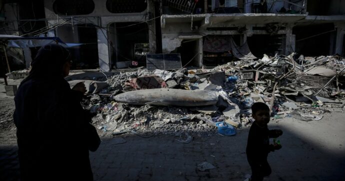 Il cessate il fuoco armato a Gaza, nuovi raid di Israele nel sud della Striscia: Hamas consegna altri due corpi di ostaggi