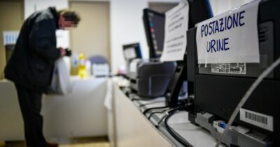 Copertina di Dipendenze, allarme minori: il 10% degli accessi in pronto soccorso è under 18. “Mancano 1900 operatori. Al Sud i servizi sono un miraggio”