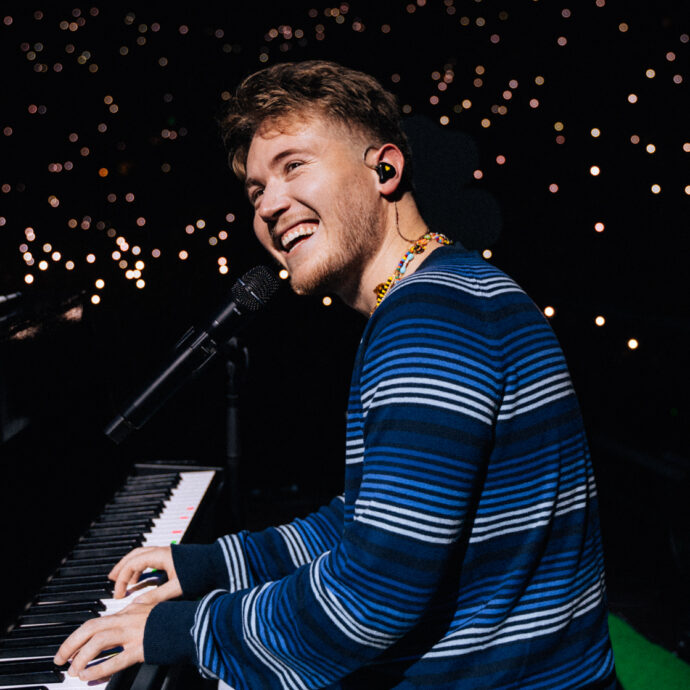 “Non ho presentato nessuna canzone per Sanremo 2026. Non esiste l’arte senza pause. Studierò per la patente, starò con i miei e viaggerò”: la smentita di Alfa