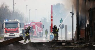 Copertina di A fuoco il casello di Brescia sud: fiamme da un tir carico di gomme, autostrada chiusa