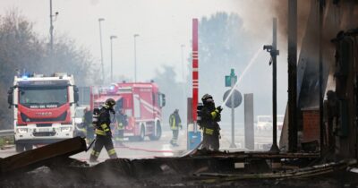 Copertina di A fuoco il casello di Brescia sud: fiamme da un tir carico di gomme, autostrada chiusa