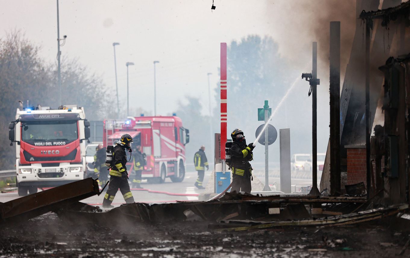 A fuoco il casello di Brescia sud: fiamme da un tir carico di gomme, autostrada chiusa A fuoco il casello di Brescia sud: fiamme da un tir carico di gomme, autostrada chiusa