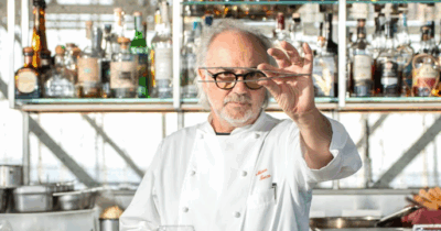 Copertina di “Hanno servito le vongole crude quando erano già contaminate”: assolto in appello lo chef Marco Sacco dopo la condanna in primo grado per “commercio di alimenti nocivi”