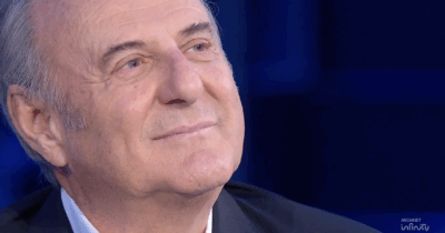 Copertina di “Sono nato sul tavolo della cucina, ecco perché amo mangiare. Quando ho deciso di fare il  disk jockey mamma non mi ha più parlato”: Gerry Scotti commosso