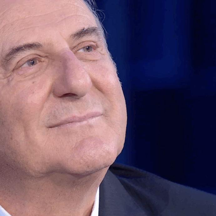 “Sono nato sul tavolo della cucina, ecco perché amo mangiare. Quando ho deciso di fare il  disk jockey mamma non mi ha più parlato”: Gerry Scotti commosso