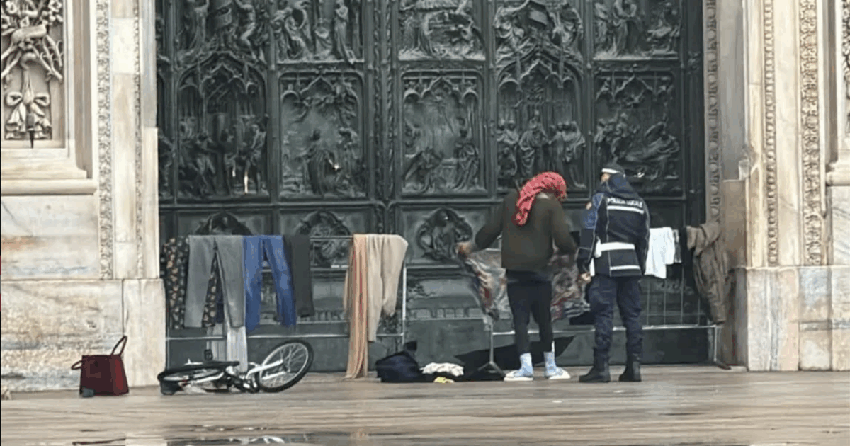 Senzatetto stende il bucato davanti all’ingresso del Duomo di Milano: fermato e multato dai vigili urbani Senzatetto stende il bucato davanti all’ingresso del Duomo di Milano: fermato e multato dai vigili urbani