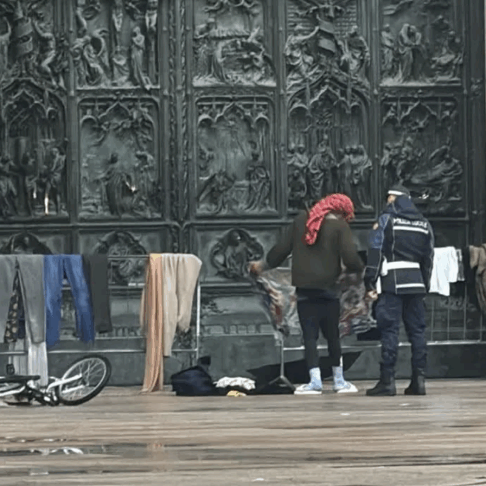 Senzatetto stende il bucato davanti all’ingresso del Duomo di Milano: fermato e multato dai vigili urbani