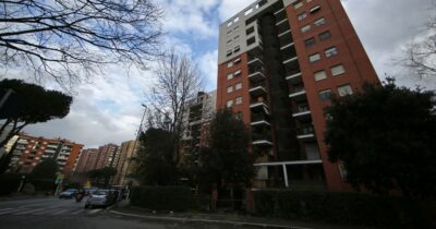 Copertina di Adescavano le vittime con falsi annunci hot, poi le rapine: arrestati due uomini e una donna