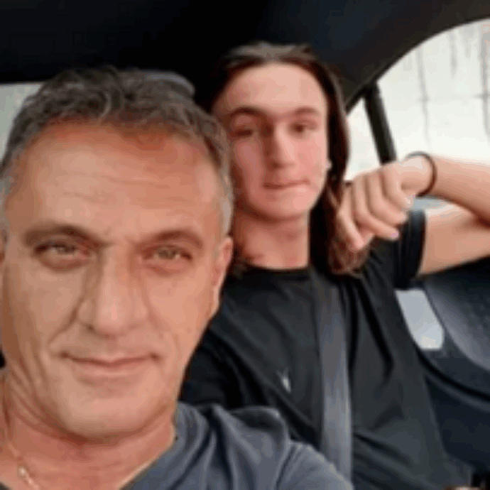 “Vi dico chi era mio figlio… Faceva le serali, ha sempre lavorato e mai ci ha chiesto un euro, si comprava tutto lui, pure quella maledetta moto. A presto amore, tra non molto ti raggiungerò”: parla Walter Delogu