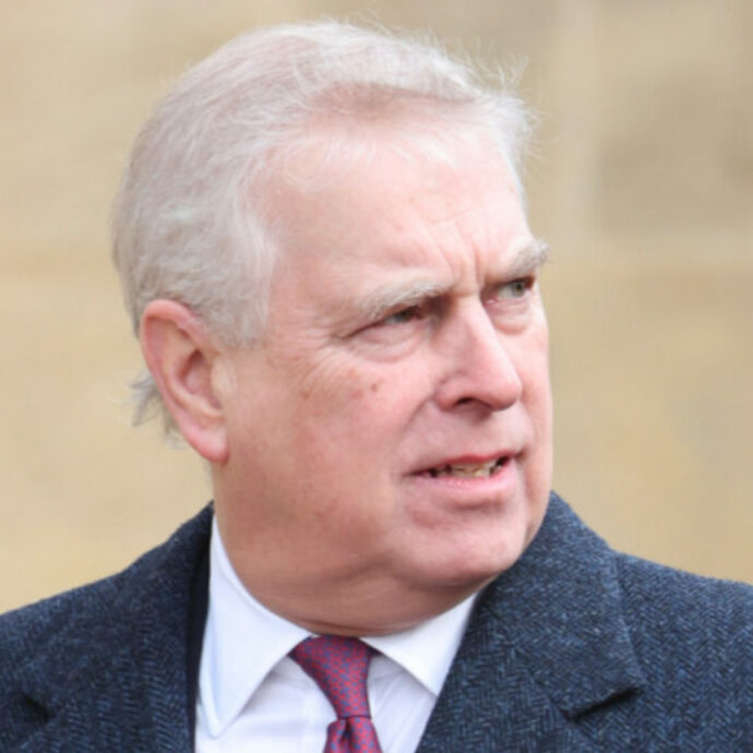 “Andrea non è più principe e dovrà trovarsi un alloggio privato”: re Carlo toglie i titoli al fratello e lo sfratta dal Royal Lodge