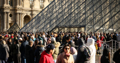 Copertina di Parigi, 5 nuovi arresti per il furto dei gioielli al museo Louvre