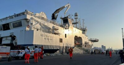 Copertina di Due irregolari saltano da nave, uno di loro muore