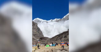 Copertina di Enorme valanga sull’Annapurna: così la parete di neve si stacca e travolge il campo base – Le impressionanti immagini
