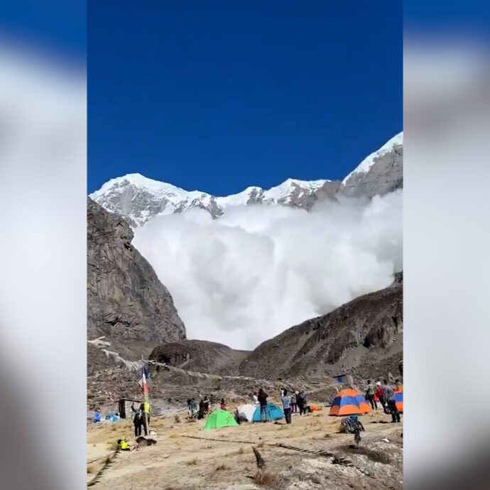 Enorme valanga sull’Annapurna: così la parete di neve si stacca e travolge il campo base – Le impressionanti immagini