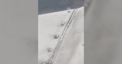 Copertina di Paura in volo: i passeggeri riprendono le viti dell’ala “traballanti” durante il decollo – Video