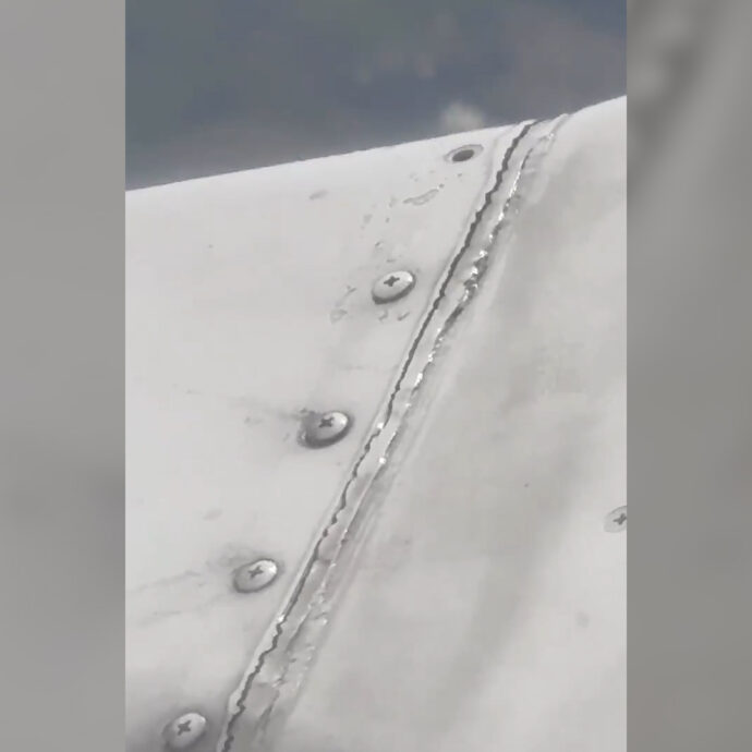 Paura in volo: i passeggeri riprendono le viti dell’ala “traballanti” durante il decollo – Video
