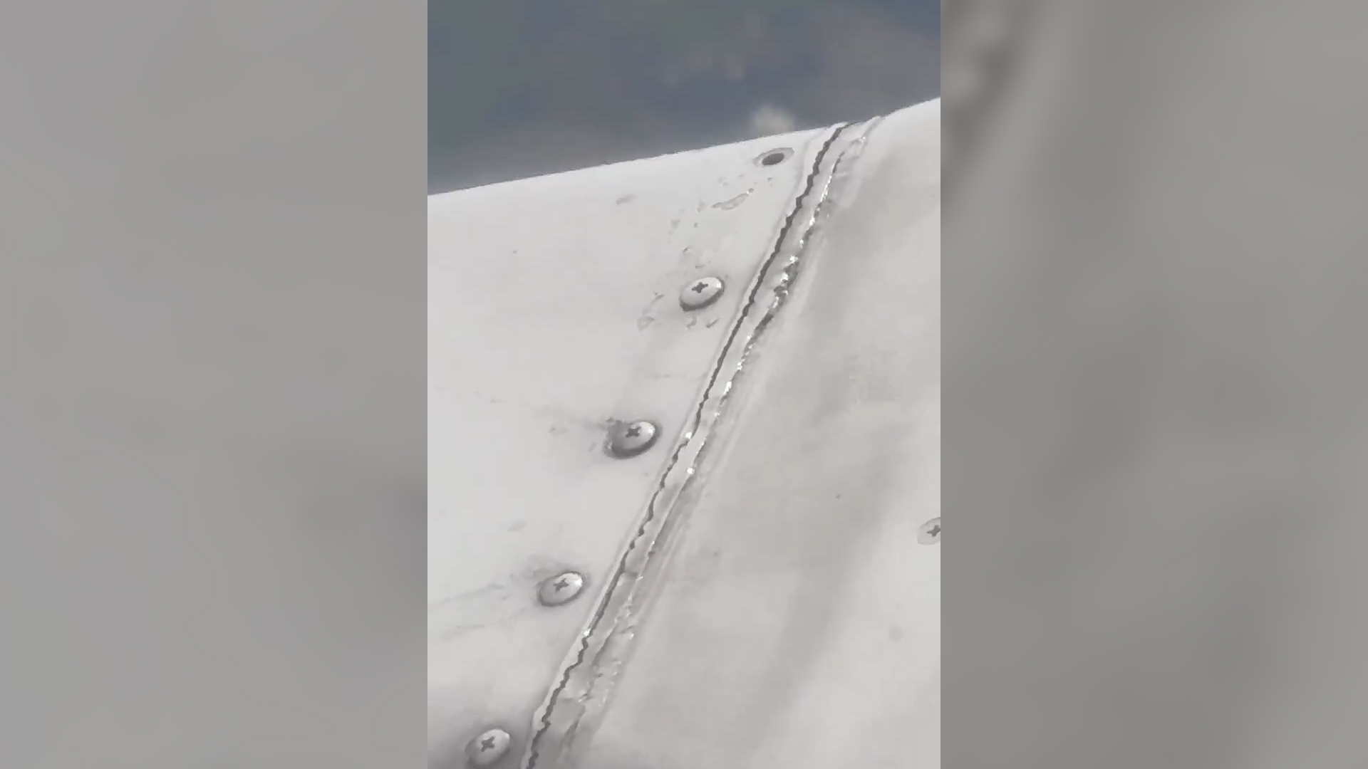 paura in volo i passeggeri riprendono le viti dell8217ala traballanti durante il decollo 8211 video da Ilfattoquotidiano.it paura in volo i passeggeri riprendono le viti dell8217ala traballanti durante il decollo 8211 video