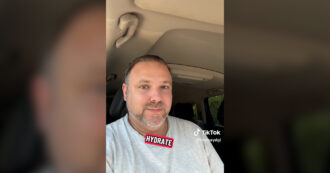 Copertina di “Ho parlato per tutta la mia vita con un’altra voce. L’ho scoperto un anno fa”. La rivelazione di un tiktoker stupisce: “Ho rischiato di soffocare con il pranzo”