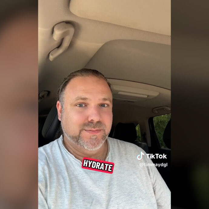 “Ho parlato per tutta la mia vita con un’altra voce. L’ho scoperto un anno fa”. La rivelazione di un tiktoker stupisce: “Ho rischiato di soffocare con il pranzo”