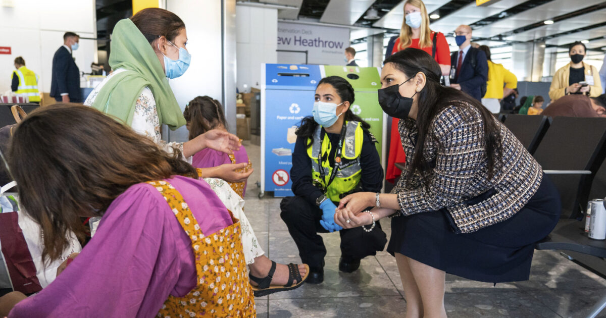 Richiedenti asilo messi in pericolo da un pc lasciato aperto in metropolitana: lo scandalo che imbarazza il Regno Unito Richiedenti asilo messi in pericolo da un pc lasciato aperto in metropolitana: lo scandalo che imbarazza il Regno Unito