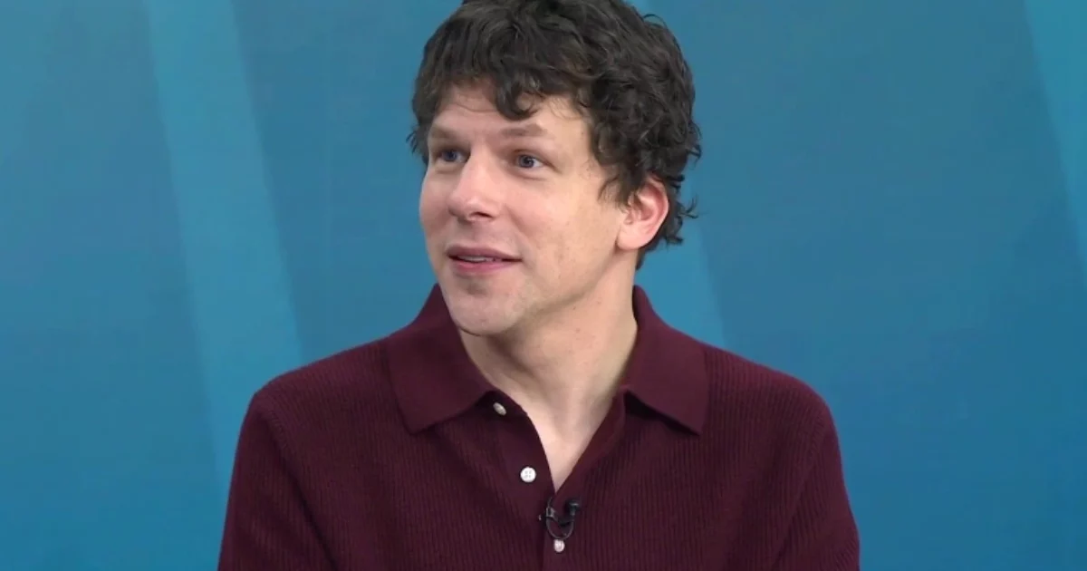 “Donerò un rene ad uno sconosciuto tra sei settimane”: l’annuncio choc dell’attore Jesse Eisenberg in diretta tv