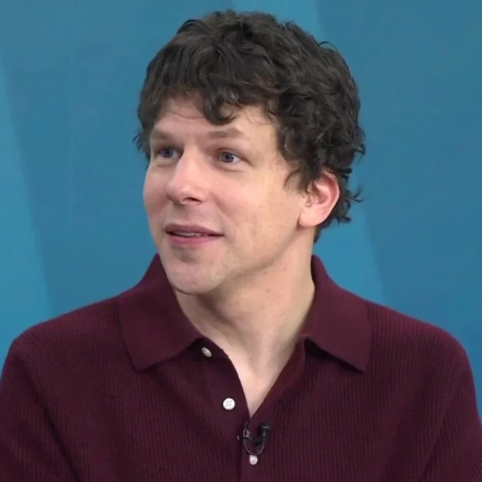 “Donerò un rene ad uno sconosciuto tra sei settimane”: l’annuncio choc dell’attore Jesse Eisenberg in diretta tv