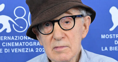 Copertina di “È un po’ triste, ma non credo che festeggerò i 90 anni. Sto invecchiando e gli acciacchi aumentano, non è un momento così felice”: lo rivela Woody Allen
