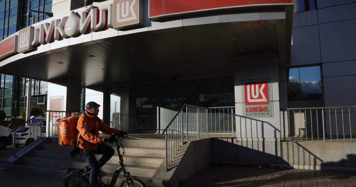 Sanzioni Usa sul petrolio russo, Lukoil vende le attività estere alla Gunvor. E in Ungheria prezzi della benzina alle stelle Sanzioni Usa sul petrolio russo, Lukoil vende le attività estere alla Gunvor. E in Ungheria prezzi della benzina alle stelle