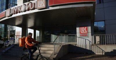 Copertina di Sanzioni Usa sul petrolio russo, Lukoil vende le attività estere alla Gunvor. E in Ungheria prezzi della benzina alle stelle