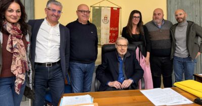 Copertina di “Forza Vittorio”: Sgarbi torna dopo oltre 6 mesi a sedersi sulla poltrona di sindaco di Arpino, il ritorno in pubblico dopo la depressione