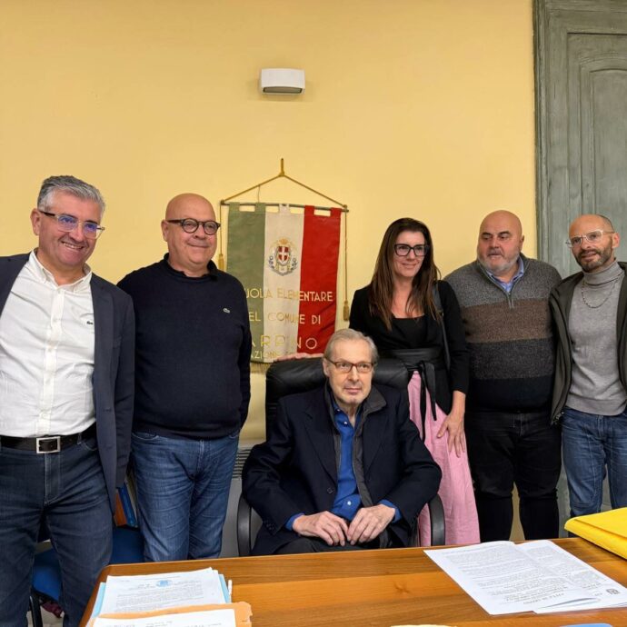 “Forza Vittorio”: Sgarbi torna dopo oltre 6 mesi a sedersi sulla poltrona di sindaco di Arpino, il ritorno in pubblico dopo la depressione